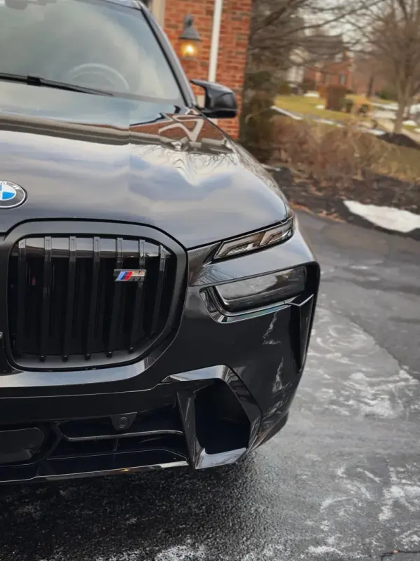 BMW X7 M grille cleaned in winter conditions